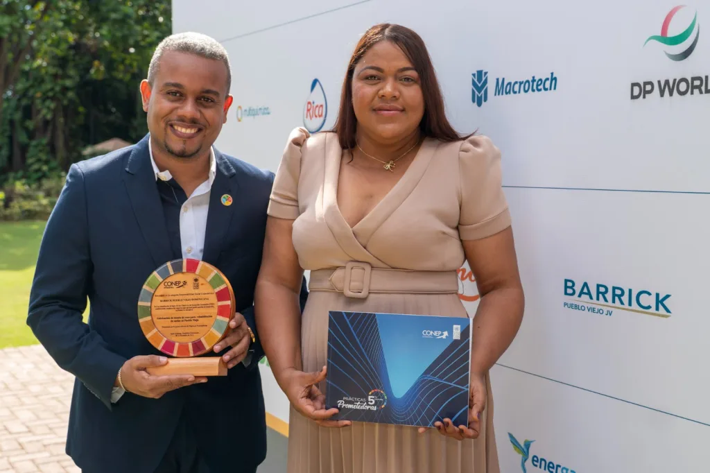 Barrick Pueblo Viejo impulsa proyecto femenino que transforma la fibra de coco en herramienta de restauracion