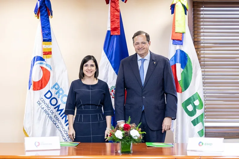 Banco BHD y ProDominicana firman acuerdo para impulsar pymes lideradas por mujeres Biviana Riveiro Disla y Steven Puig 2