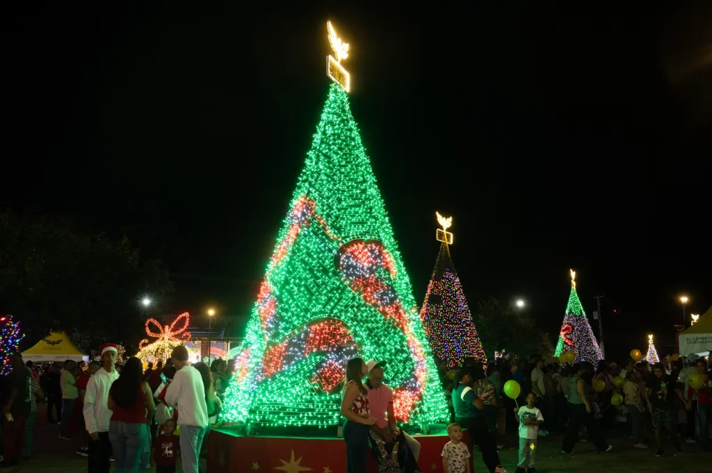 Cementos Cibao ilumina la Navidad en Santiago con un emotivo encendido en el Monumento a los Héroes de la Restauración Cementos Cibao ilumina la Navidad en Santiago con un emotivo encendido en el Monumento a los Heroes de la Restauracion1