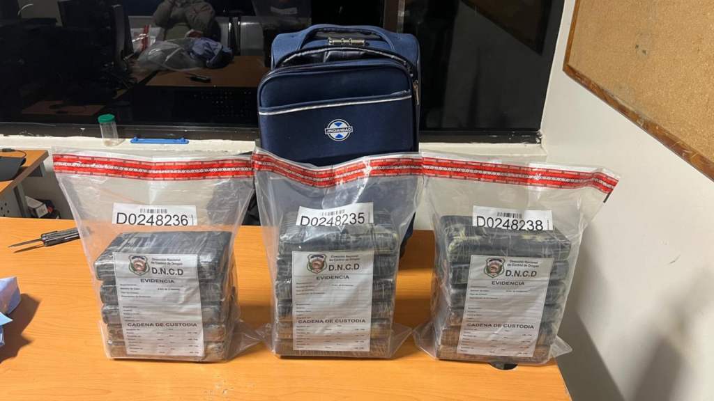 DNCD detiene a alemán con 17 paquetes de presunta cocaína en el AILA Cocaina