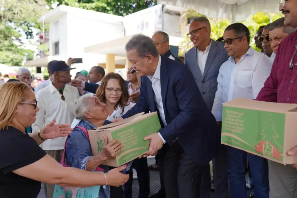 Desórdenes alteran entrega navideña organizada por Leonel Fernández Empujones y golpes empanan entrega de cajas navidenas de Leonel Fernandez1