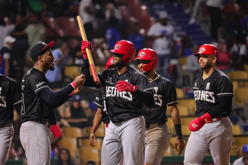 Águilas consolidan dominio en casa; Toros dejan en el terreno a Estrellas y Escogido fulmina al Licey Escogido se desquita a palos con el Licey y los derrotan 15 1