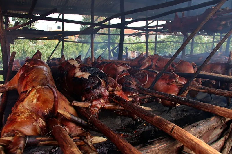 Pro Consumidor iniciará amplio despliegue de supervisión en lechoneras para garantizar calidad e inocuidad de las carnes FOTO Imagen de cerdos asados en puya