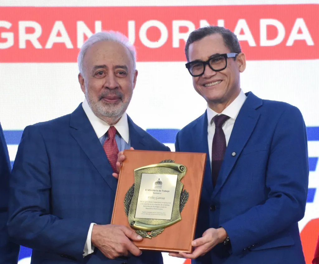 Trabajo reconoce trayectoria empresarial de Félix García en jornada “Tu Empleo Está Aquí” en Santiago Felix Garcia y Eddy Olivares eljacaguero