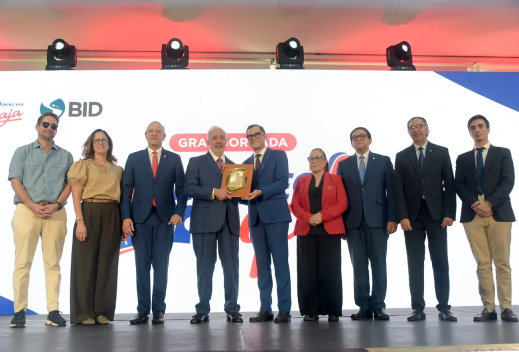 Trabajo reconoce trayectoria empresarial de Félix García en jornada “Tu Empleo Está Aquí” en Santiago Felix Garcia y Eddy Olivares eljacaguero1