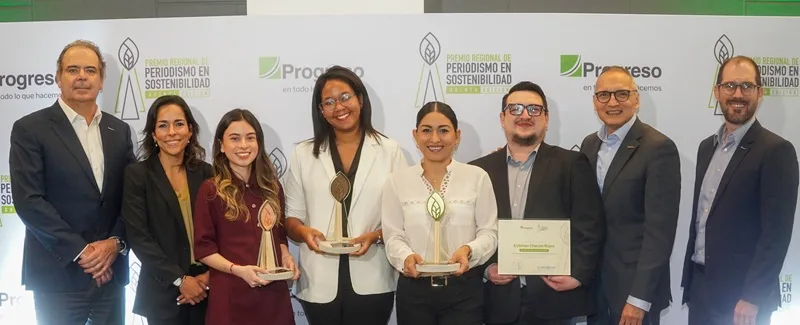 El premio regional de periodismo en sostenibilidad llega a costa rica en su 5ta edición Ganadores del premio junto a ejecutivos Progreso