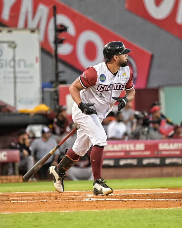 Águilas sostienen el liderato tras dividir con Escogido; Gigantes y Estrellas aprietan la pelea Gigantes barren a Toros en su doble cartelera y complican mucho mas la clasificacion