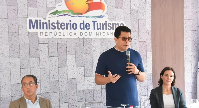 Ministro de Turismo reabre más calles en Ciudad Colonial y presenta obras de estabilización de monasterio de San Francisco IMG 20251212 WA0113