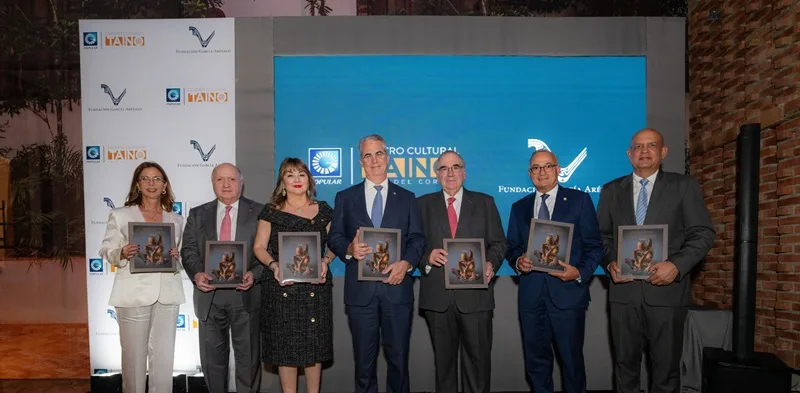 Banco Popular y Fundación García Arévalo presentan en la Casa del Cordón el libro “Nuestros primeros pobladores” De izquierda a derecha, los señores Carmen Rita Cordero, Rafael del Toro, Antonia Antón de Hernández, René Grullón Finet, Manuel García Arévalo, Juan Lehoux y José Enrique Delmonte.