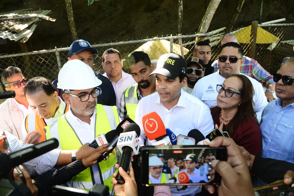 CORAASAN mantiene labores intensivas para restablecer línea de aducción en Sabana Iglesia INAPA brinda apoyo a CORAASAN tras rotura de tuberia matriz en Sabana Iglesia Santiago