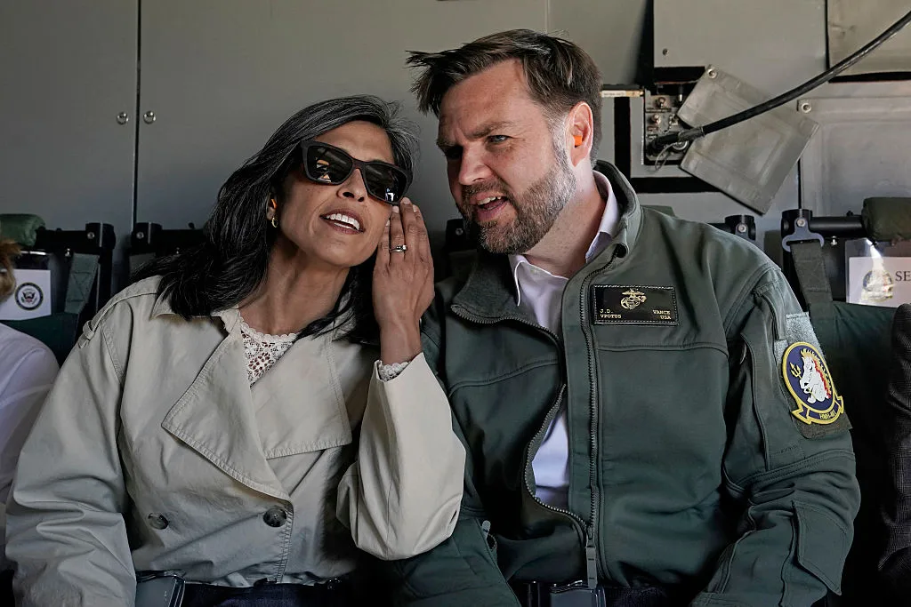 J.D. Vance responde con ironía a rumores sobre una supuesta crisis matrimonial J.D. Vance tras ser captado en una acalorada discusion con su esposa