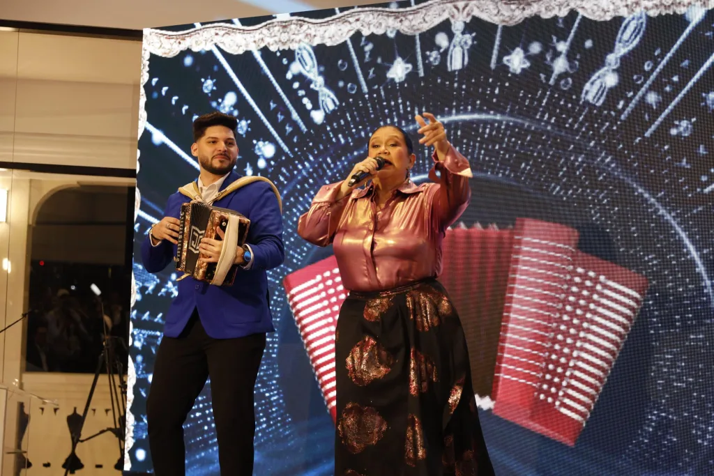 Jayson Guzmán brilla junto a Maridalia Hernández en histórica apertura del Centro Cultural Banreservas Jayson Guzman brilla junto a Maridalia Hernandez en historica apertura del Centro Cultural