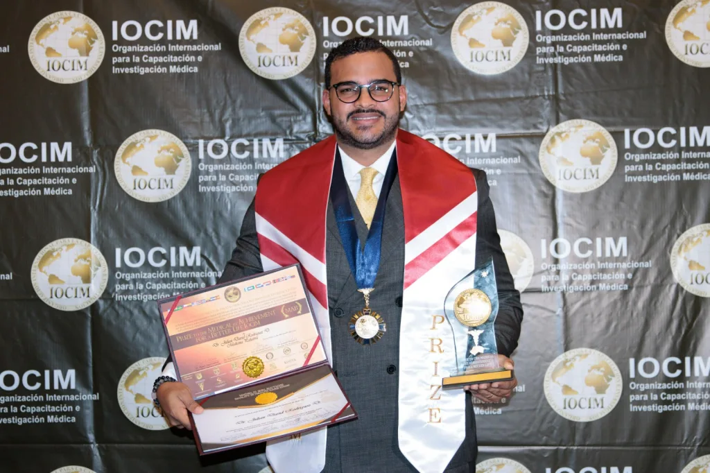 Doctor Julián Rodríguez recibe distinción internacional por su excelencia en medicina paliativa Julian Rodriguez recibe distincion internacional por su excelencia en medicina