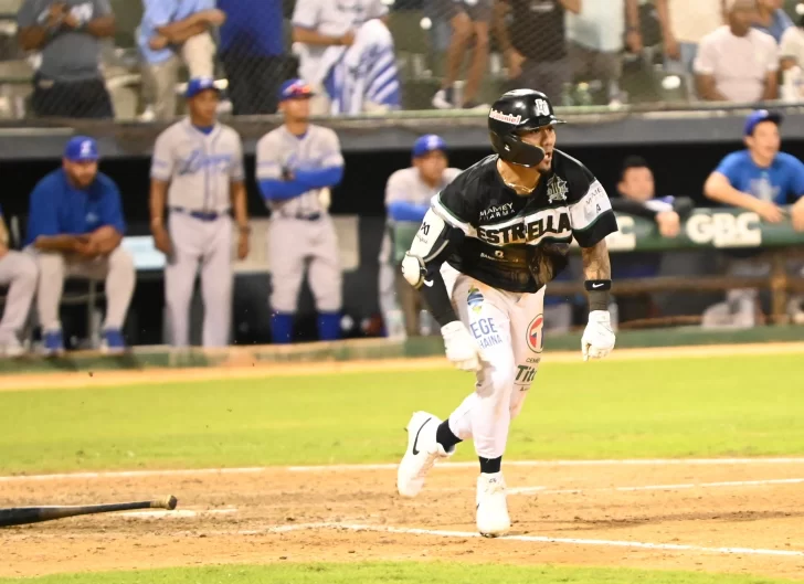 Águilas sostienen el liderato tras dividir con Escogido; Gigantes y Estrellas aprietan la pelea Las Estrellas aplastan al Licey al derrotarlos dos veces y suben al cuarto puesto