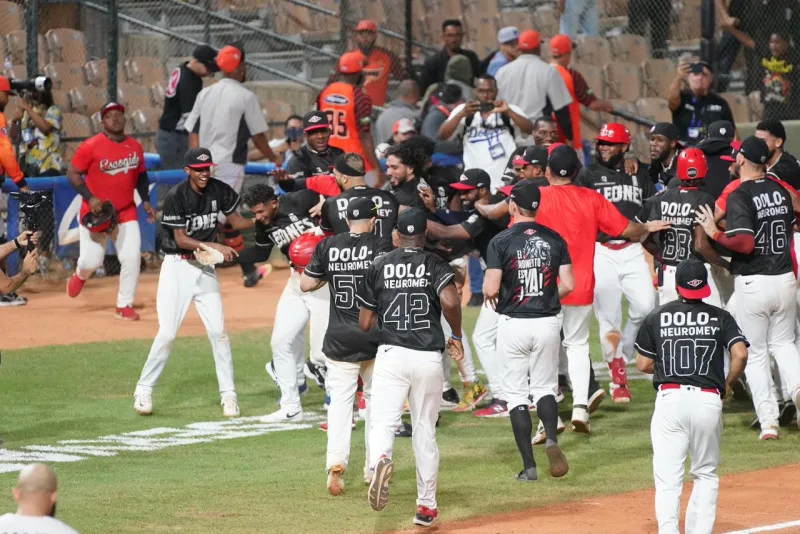 Águilas reaccionan con ofensiva demoledora y Escogido se queda solo en la cima del Round Robin Leones empiezan con invicto de 2 0 en el round robin tras dejar a Toros en el terreno