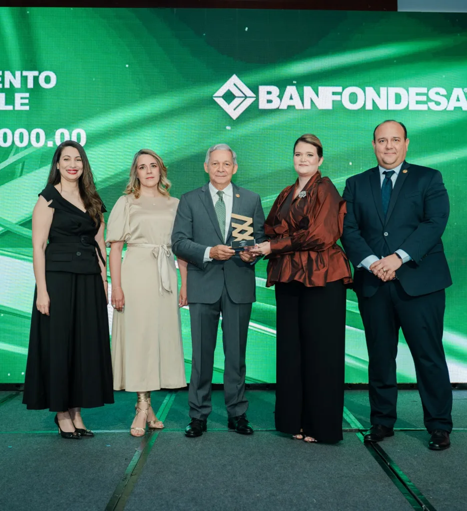 BANFONDESA recibe premio de la BVRD como líder en “Instrumento Sostenible” en los Premios 2025 Lourdes Frias Delia Olivares Cristian Reyna Elainne Vilchez y Ramon Marcelino