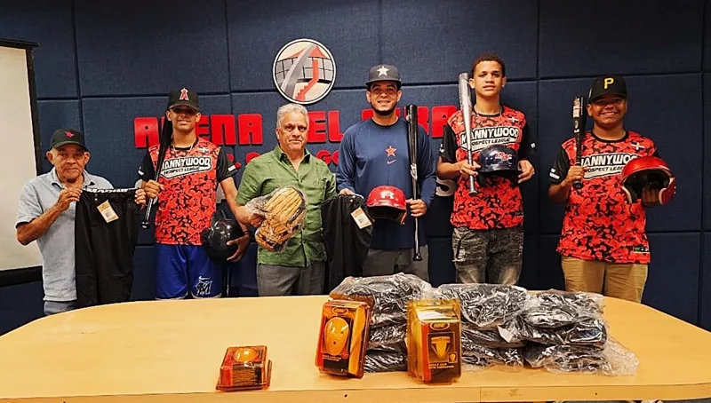 MIDEREC Santiago entrega utilería para jugar béisbol a liga de Navarrete El señor Ramón Antonio Peña Rodríguez (Tony), director provincial de deportes MIDEREC-Santiago, hace entrega de utilería para jugar béisbol a representantes de la liga Manny Wood, del municipio de Navarrete, que reciben Manny de Jesús Cabrera, Viejo Cuadre, jugadores y otros dirigentes