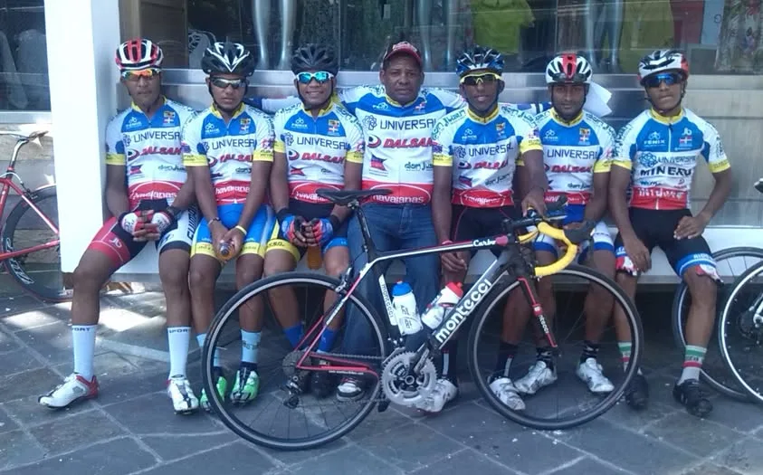 Clubes y equipos de ciclismo denuncian negativa de la FEDOCI y ASOCIDISNA de convocar elecciones El secretario del Club Fénix, Ramón Martín Olivo (centro), denunció la dejadez e indiferencia de la FEDOCI para convocar elecciones en la Asociación de Ciclismo del Distrito Nacional (ASOCIDISNA).