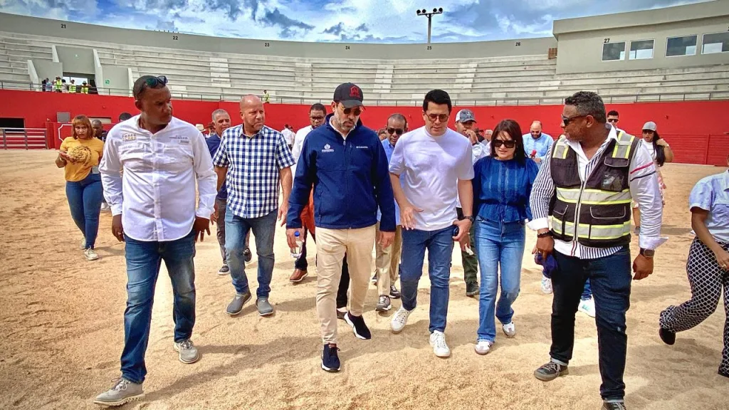 Ministro David Collado anuncia entrega en diciembre de la Plaza Cultural Seibana