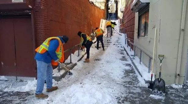 Multas en NYC por no limpiar nieve frente a edificios; ofertan pago de hasta 28.71 la hora Multas en NYC por no limpiar nieve frente a edificios