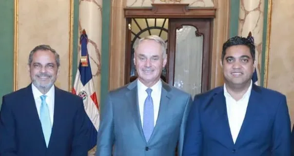 Junior Noboa resalta realización juegos de exhibición entre equipo de RD y Tigres de Detroit El presidente Luis Abinader junto a Rob Manfred, comisionado de las Grandes Ligas Desde la izquierda, Junior Noboa, Rob Manfred y Kelvin Cruz