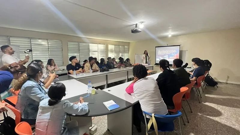 OPDM, PROFAMILIA y otras organizaciones realizan taller para jóvenes contra la violencia La foto presenta el momento cuando era impartido dicho taller.