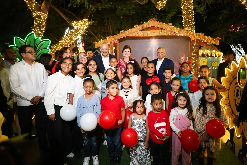 Raquel Pena enciende la magia navidena con la apertura oficial de Villa Navidad eljacaguero