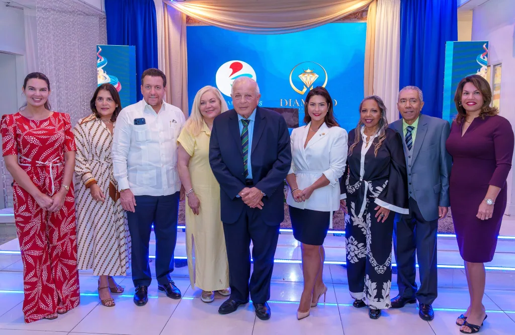 RoseMaryNews distingue a Tomás Regalado con la “Antorcha de la Democracia” en solemne ceremonia en Doral RoseMaryNews distingue a Tomas Regalado con la Antorcha de la Democracia1
