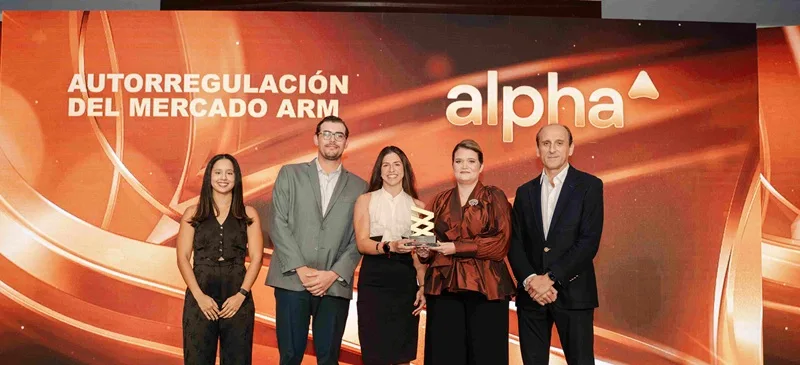 Reconocen a Alpha en premiación de la Bolsa de Valores Tomas Polanco Alejandra Bonnelly y Juan Manuel Barranco reciben reconocimiento de la Bolsa de Valores RD 1