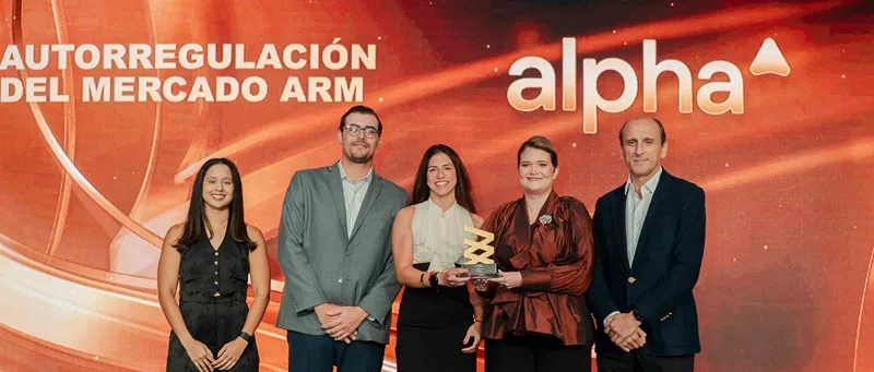 Reconocen a Alpha en premiación de la Bolsa de Valores Tomas Polanco Alejandra Bonnelly y Juan Manuel Barranco reciben reconocimiento de la Bolsa de Valores RD