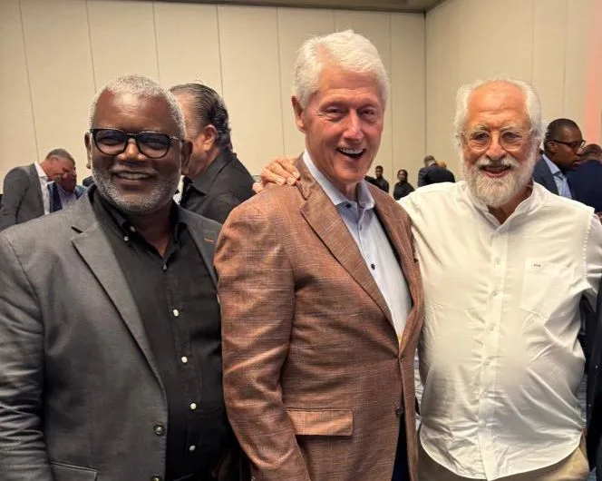 Clinton e InterEnergy impulsan la recuperación energética de Jamaica tras el huracán Melissa Wayne McKenzie Bill Clinton Rolando Gonzalez Bunster