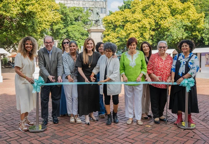 INICIA y la Alcaldía del DN inauguran exhibición del libro “Retrato de Mujer” en el Parque Colón WhatsApp Image 2025 12 17 at 1.15.11 PM 2