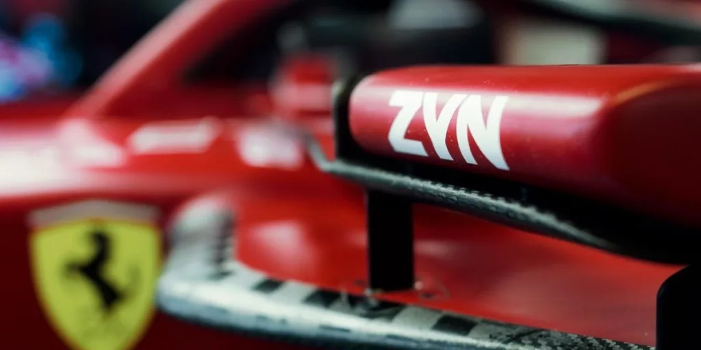 ZYN lider mundial en bolsas de nicotina oral en la decoracion de los monoplazas de Scuderia Ferrari HP