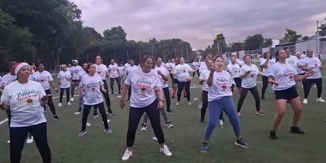 Zumba y dominó despiden el año con masiva celebración comunitaria en Santiago Zumba y domino despiden el ano con masiva celebracion comunitaria en Santiago