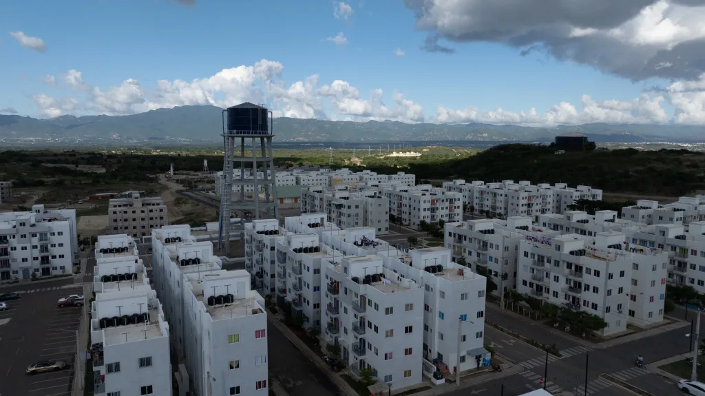 Abinader inaugura en Hato del Yaque de Santiago 180 viviendas que beneficiarán a cientos de familias y una escuela que favorecerá a 650 estudiantes apartamentos construidos por el gobierno de Abinader