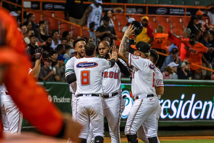 Escogido impone su poder en Santiago y Toros arrancan con autoridad el Round Robin los Toros derrotan a los Gigantes en su inicio del round robin apoyados en dos racimos de carreras