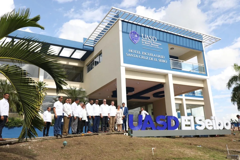 Abinader inaugura moderna Plaza Multiuso en El Seibo y proyecta a Miches como eje del nuevo turismo dominicano Abinader inaugura moderna Plaza Multiuso en El Seibo y proyecta a Miches como eje del nuevo turismo