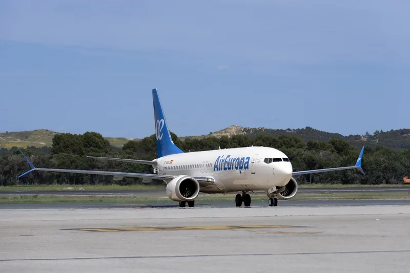 Air Europa crece en España con nuevas rutas a Oviedo y Sevilla y amplía su operativa en Italia Air Europa . B 737 8 1