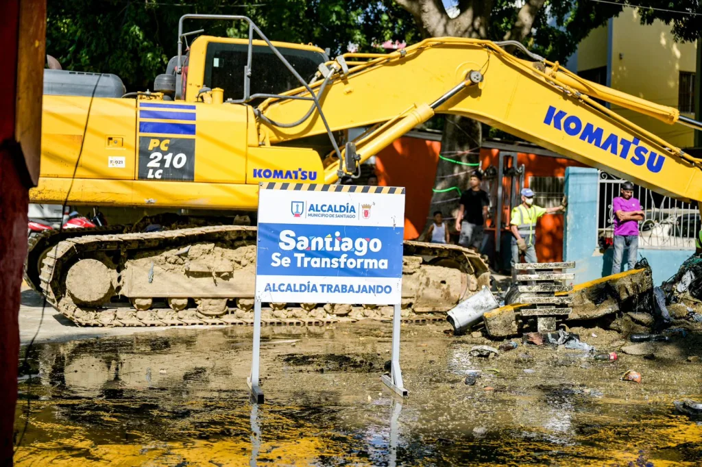 Alcaldía de Santiago ejecuta operativo de saneamiento en la cañada de Rafey Alcaldia de Santiago ejecuta operativo de saneamiento en la canada de Rafey