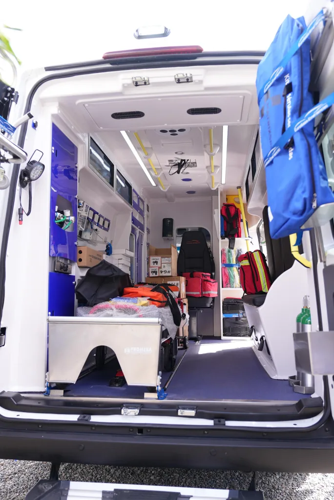 Gobierno fortalece respuesta de emergencias en Zambrana Abajo y resalta aporte de las comunidades mineras Ambulancia emergencias en Zambrana Abajo