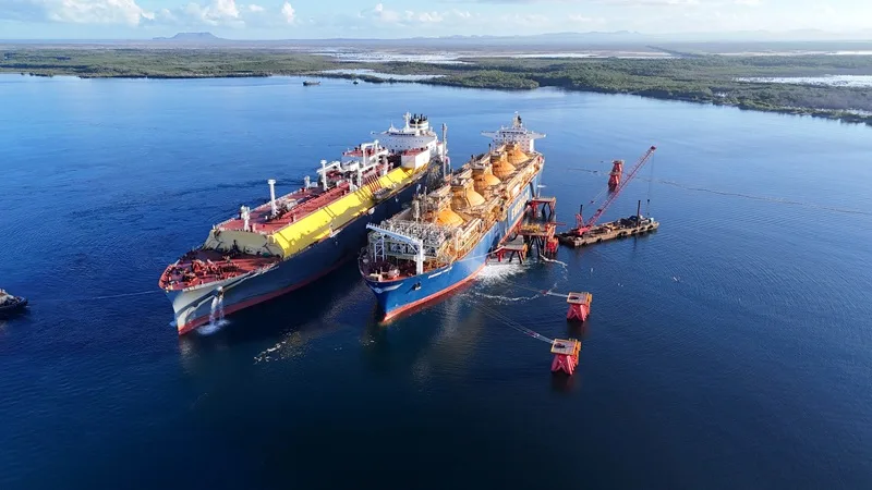 Energía 2000 recibe el gas natural licuado (LNG) para iniciar pruebas de su generadora de 440 megas en Manzanillo DJI 20260108083314 0671 D