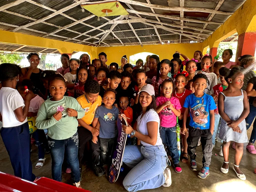 Daquelin Castro comparte alegría del Día de Reyes con niños de El Manantial Daquelin Castro comparte alegria del Dia de Reyes con ninos de El Manantial