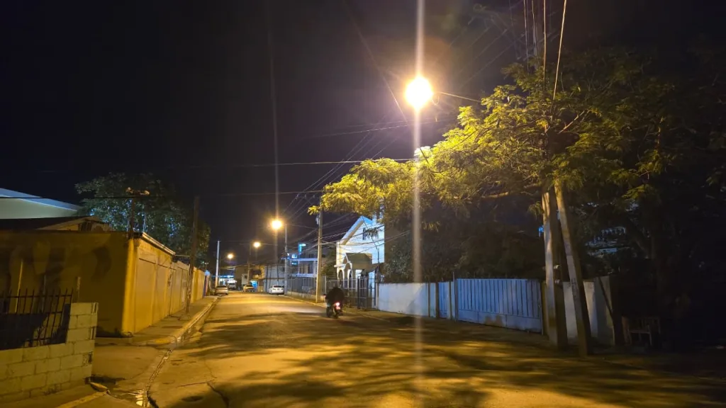 Edenorte fortalece la iluminación urbana y la seguridad en sectores de Santiago Edenorte mejora el alumbrado publico y refuerza la seguridad ciudadana en La Yaguita