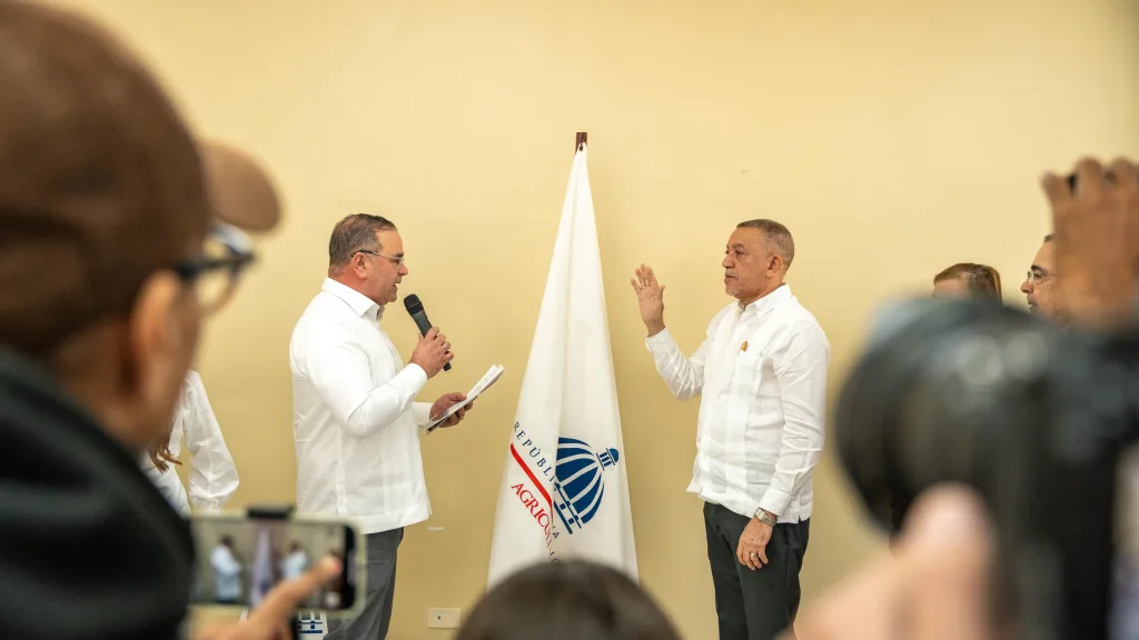Agricultura apuesta al manejo técnico para asegurar mayores rendimientos en el campo Francisco Oliverio Espaillat juramenta a Andres Burgos como director de la Regional Norte del Ministerio de Agricultura en Santiago2