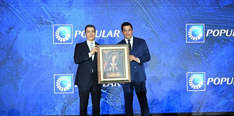 Banco Popular celebra su cena gala en FITUR para hoteleros e inversionistas El presidente ejecutivo del Banco Popular Dominicano entregó una imagen de la Virgen de la Altagracia al ministro de Turismo, David Collado, y simbolizó fe y esperanza nacional