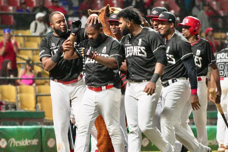 Águilas remontan en La Romana y aprietan la lucha por el pase a la final Leones a la final Vencen a los Gigantes y buscaran defender su corona