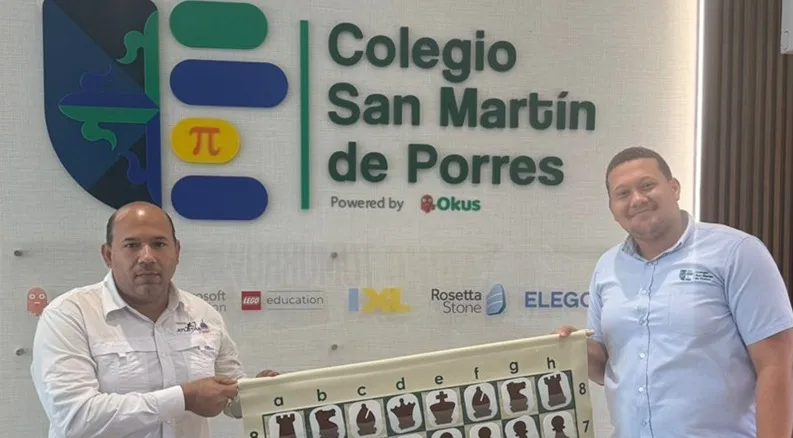 FDA y el Instituto Nacional de Educación Física (INEFI) realizaron la entrega de una pizarra de ajedrez al Colegio San Martín de Porres Maestro de Ajedrez Braulio Ramirez entrega la Pizarra de Ajedrez a Jordin Cespedes profesor del Colegio San Martín de Porres.