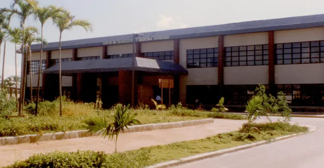 Historia y trascendencia de CEDIMAT, referente mayor de la salud dominicana Develización del busto al doctor Juan Manuel Taveras, con el presente, en vida. Foto suministrada CEDIMAT.