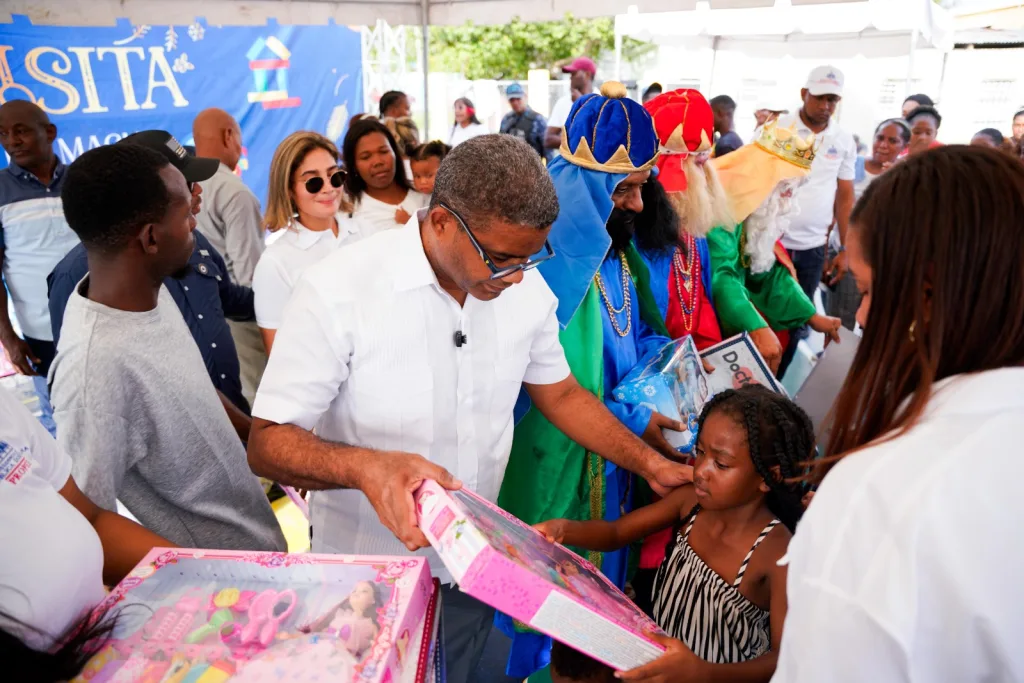 Propeep celebra el Día de los Reyes llevando sonrisas y esperanza a la niñez dominicana Propeep celebra el Dia de los Reyes llevando sonrisas y esperanza a la ninez dominican1