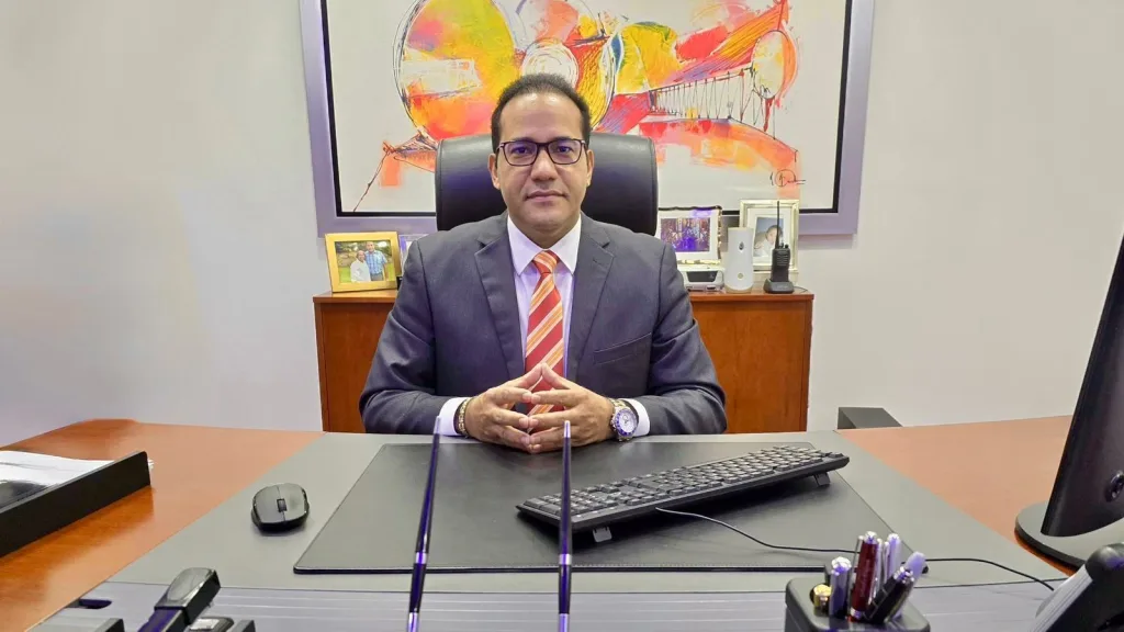 Denuncian atentado y amenazas de muerte contra el periodista Salvador Holguín en España Salvador Holguin eljacaguero